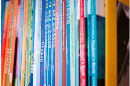 Aktiv im Alter - Bildung - Foto Bücher in einem Regal, Blick auf die Buchrücken