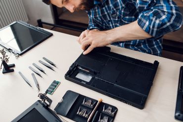 Symbolbild - Reparatur Laptop