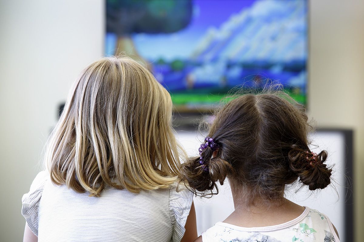 Foto von zwei Kindern von hinten