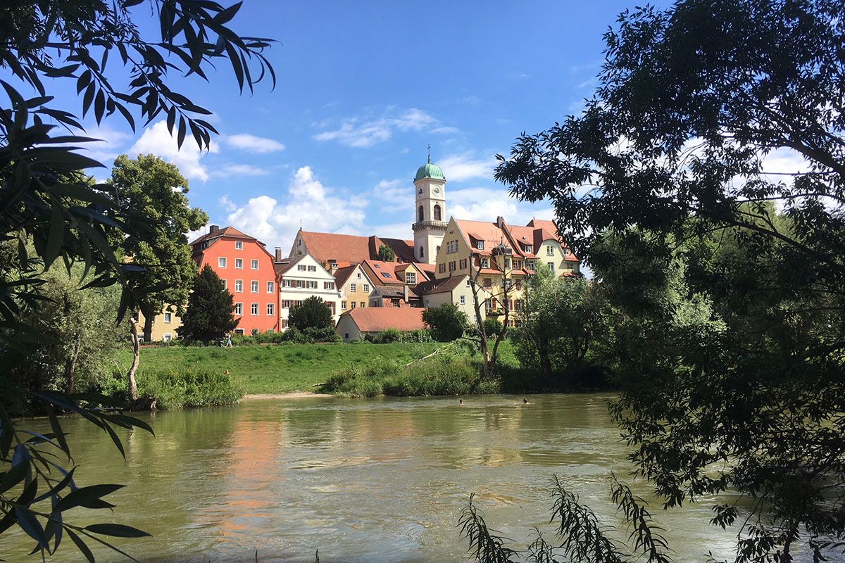 Fotografie - Donauufer mit Häusern im Hintergrund