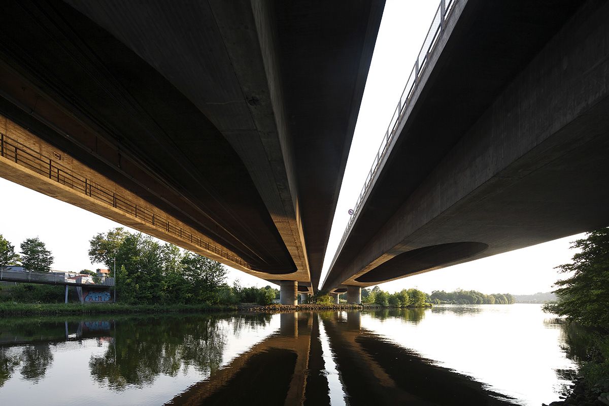 Fotografie - Autobahnbrücke von unten