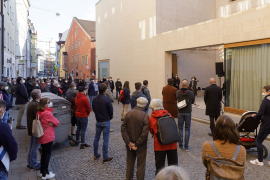 Fotografie - Bürgerinnen und Bürger anlässlich der Mahnwache und Solidaritätsbekundung vor der neuen Synagoge Regensburg am 19. Mai 2021