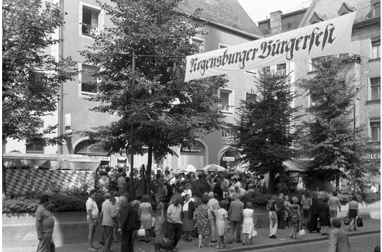 Fotografie: Eingang zum Regensburger Bürgerfest 1973