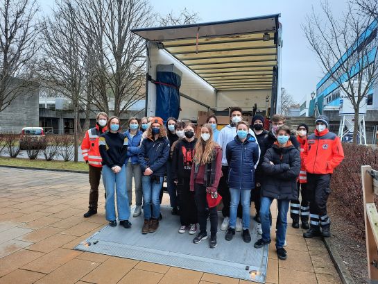 Schüler der 9a vor dem Trucker des BRK