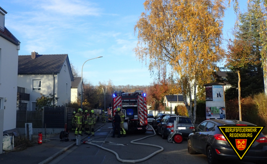 Einsatzfahrzeuge stehen auf der Straße vor dem Wohnhaus