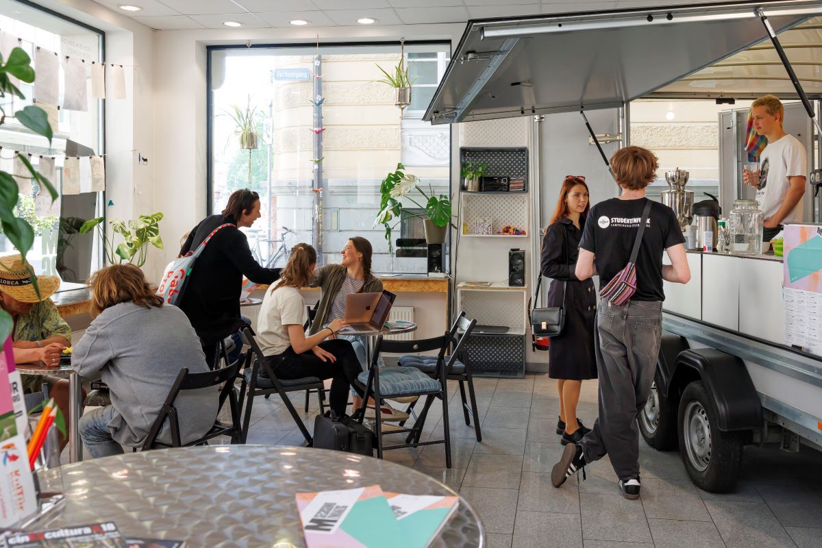 Fotografie: Kaffeewagen im M26 mit verschiedenen Personen