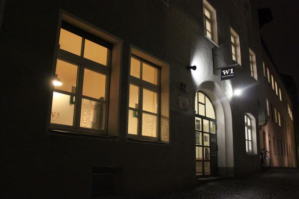 Außenansicht des W1 - Zentrums für junge Kultur bei Nacht.