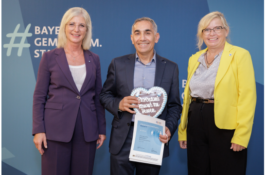 Fotografie: (von links) Staatsministerin Ulrike Scharf, Nurdogan Cetinkaya, Beauftragte der Bayerischen Staatsregierung für das Ehrenamt Gabi Schmidt MdL