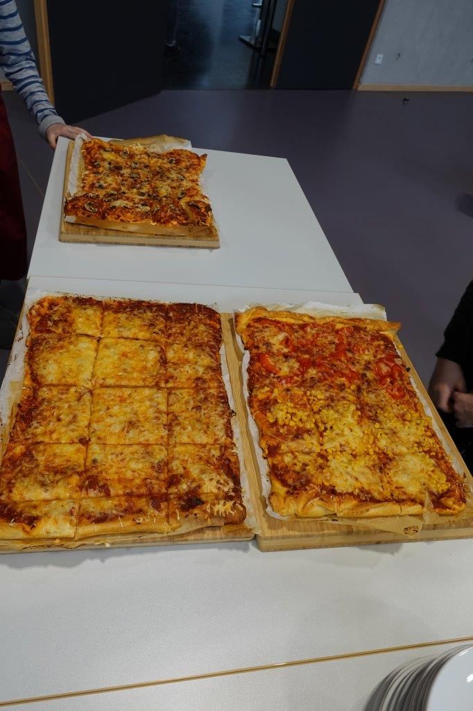 Auf dem Foto sind zwei Pizzen auf einem Tisch zu sehen. 