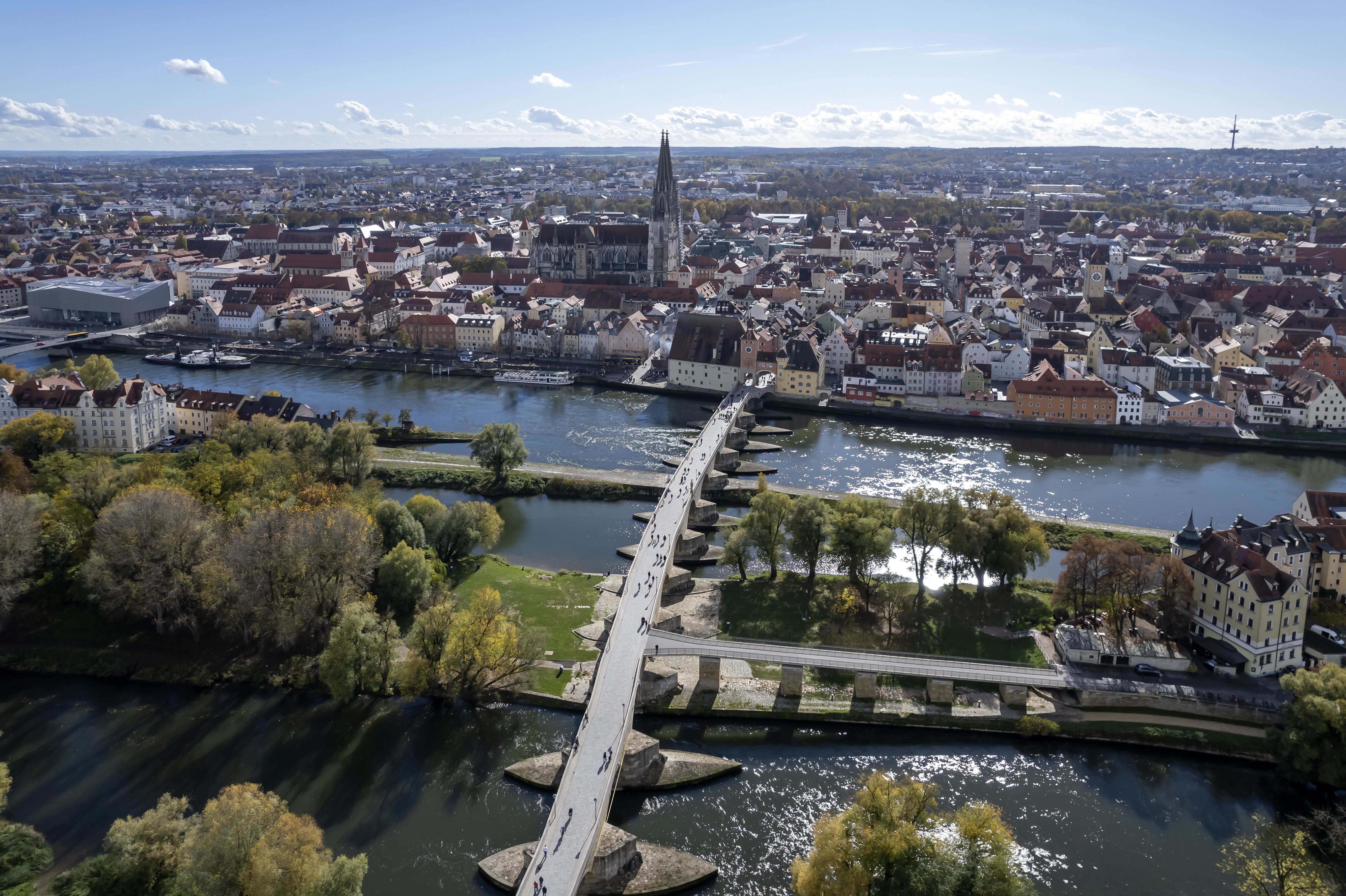 Fotografie: Drohnenaufnahme mit Blick auf die Steinerne Brücke und die Altstadt