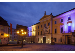 Fotografie: Bismarckplatz, Transparent mit der Aufschrift "Nie wieder Krieg!" vor dem Theater Regensburg