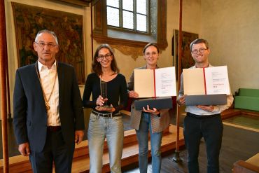 Fotografie - Auszeichnung für das Albrecht-Altdorfer-Gymnasium; im Bild Bürgermeister Ludwig Artinger, eine Schülerin des AAG, Ute Süß-Staudinger und Dr. Fabian Kellermeier (v.l.n.r.)