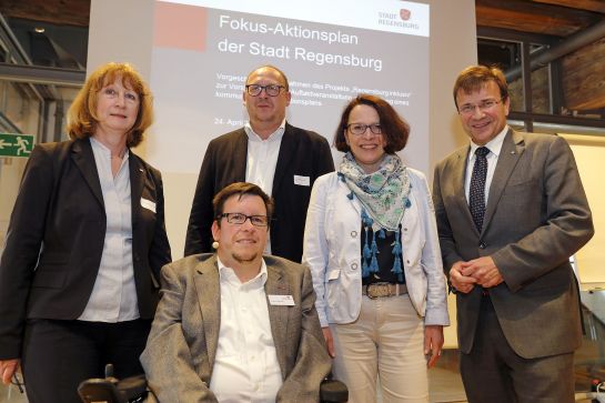 Fotografie: Gruppenbild bei der Vorstellung des Fokus-Aktionsplans Inklusion für die Stadt Regensburg