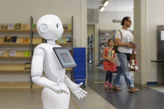 Fotografie: Roboter Charlie in der Stadtbücherei