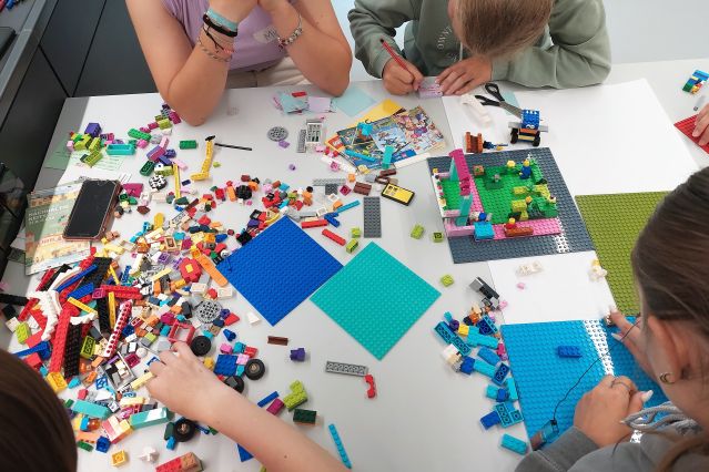Arbeitstisch mit LEGO®