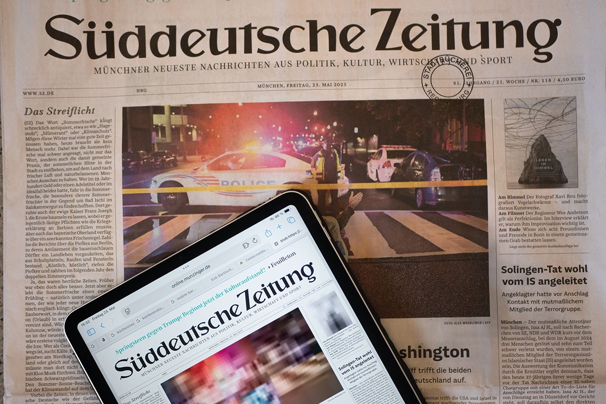 Auf dem iPad ist die Süddeutsche Zeitung geöffnet. Das Tablet liegt auf der gleichen "analogen" Zeitung.