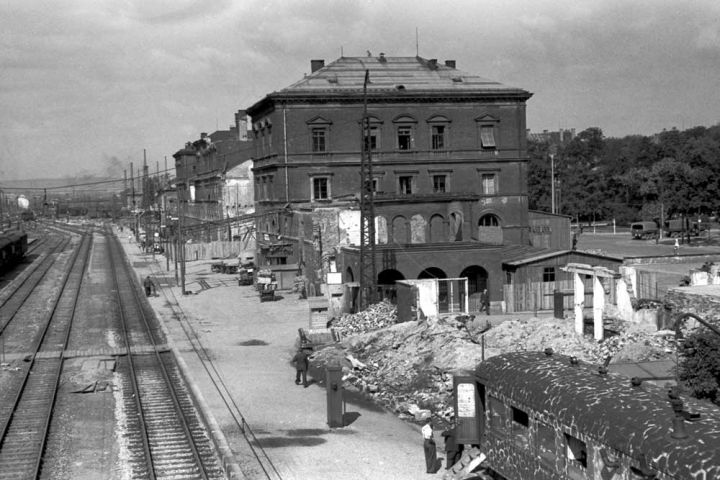 Stadtgeschichte - Zerstörter Bahnhof nach dem Zweiten Weltkrieg