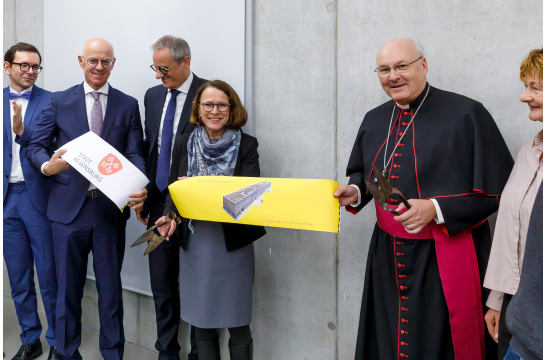 Fotografie: Oberbürgermeisterin Gertrud Maltz-Schwarzfischer und Bischof Rudolf Voderholzer mit weiteren Vertretern bei der Eröffnung des Zentraldepots