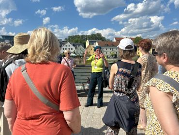 Dr. Nicole Litzel steht mit dem Rücken zur Donau und redet über das Weltkulturerbe.