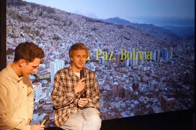 Die Filmemacher Tobias Kraus und Jan Pgilip Baldus im Gespräch. Im Hintergrund das Titelbild ihres Filmes Día a Día.