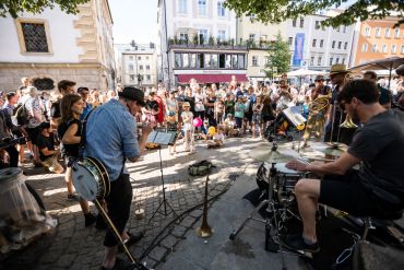 Fotografie: Viele Menschen lauschen dem Konzert auf dem Kohlenmarkt.