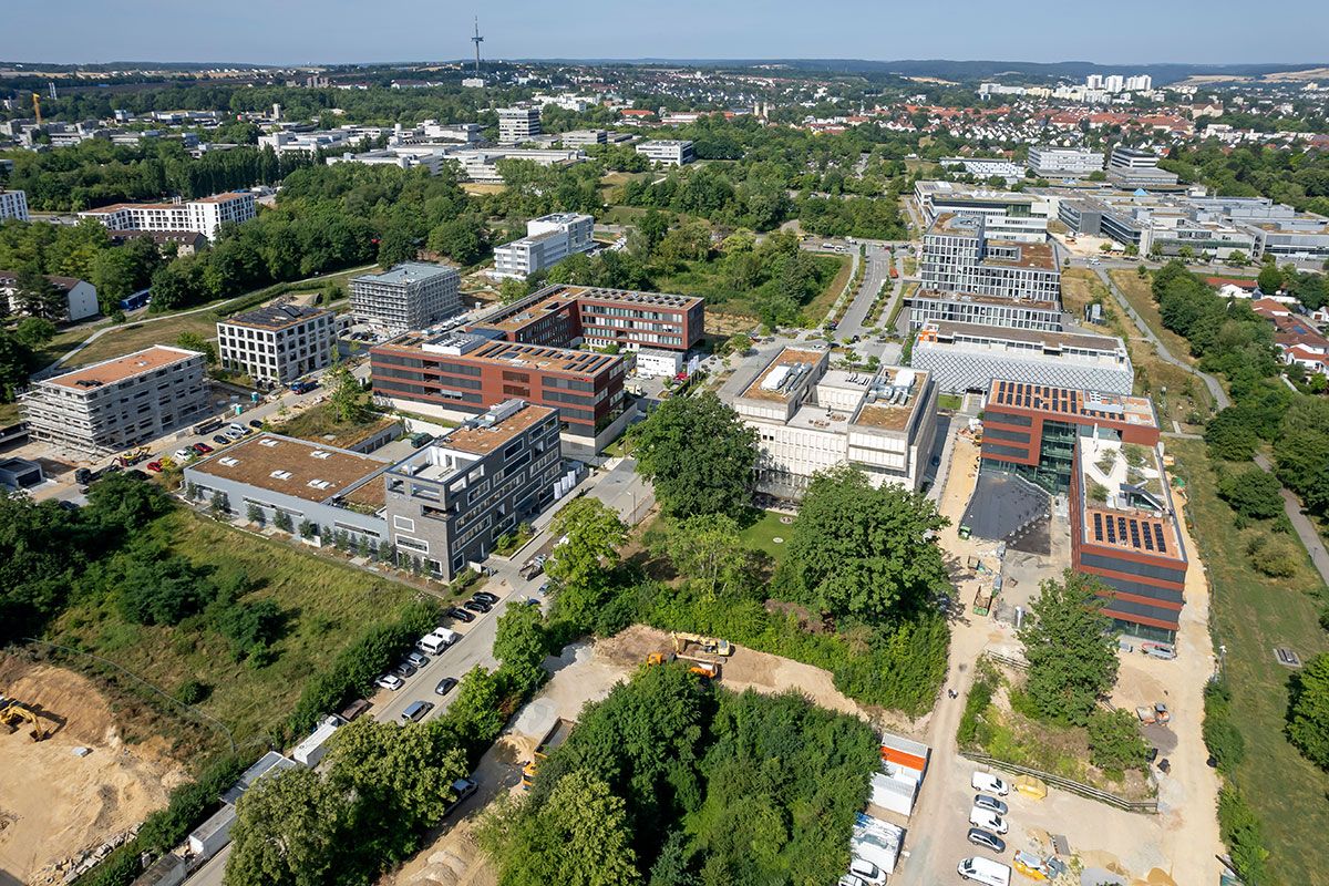 Fotografie - Mit Blick von Ost nach West sind hier die teilweise aufgesiedelten Gewerbeflächen der Franz-Mayer-Straße zu sehen. Im Vordergrund die Gebäudekomplexe der Unternehmen GEFASOFT Automatisierung und Software GmbH, Vector Informatik GmbH und der intive GmbH. Im Hintergrund sehen Sie die TechBase und die Campus der Universität Regensburg und der OTH Regensburg.
