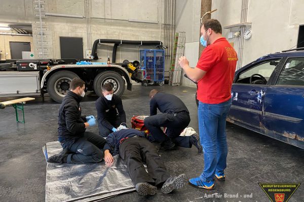 Teilnehmer der Berufsfeuerwehr Regensburg bei einer Fortbildung im Bereich der Notfallmedizin