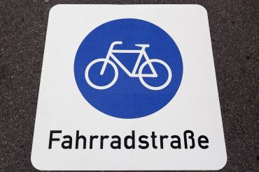 Fotografie: Das Foto zeigt die Bodenmarkierung, die eine Straße als Fahrradstraße ausweist.