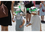 Fotografie: Zwei kleine Kinder mit aus Zeitungspapier und grüner Schleife gebasteltem Kopfschutz