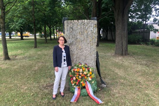 Fotografie - Oberbürgermeisterin Gertrud Maltz-Schwarzfischer legte anlässlich des Gedenkens an den Überfall auf die Sowjetunion durch die Nationalsozialisten am 22. Juni einen Kranz nieder