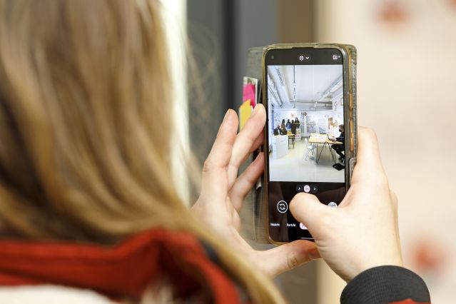 Frau filmt mit Smartphone