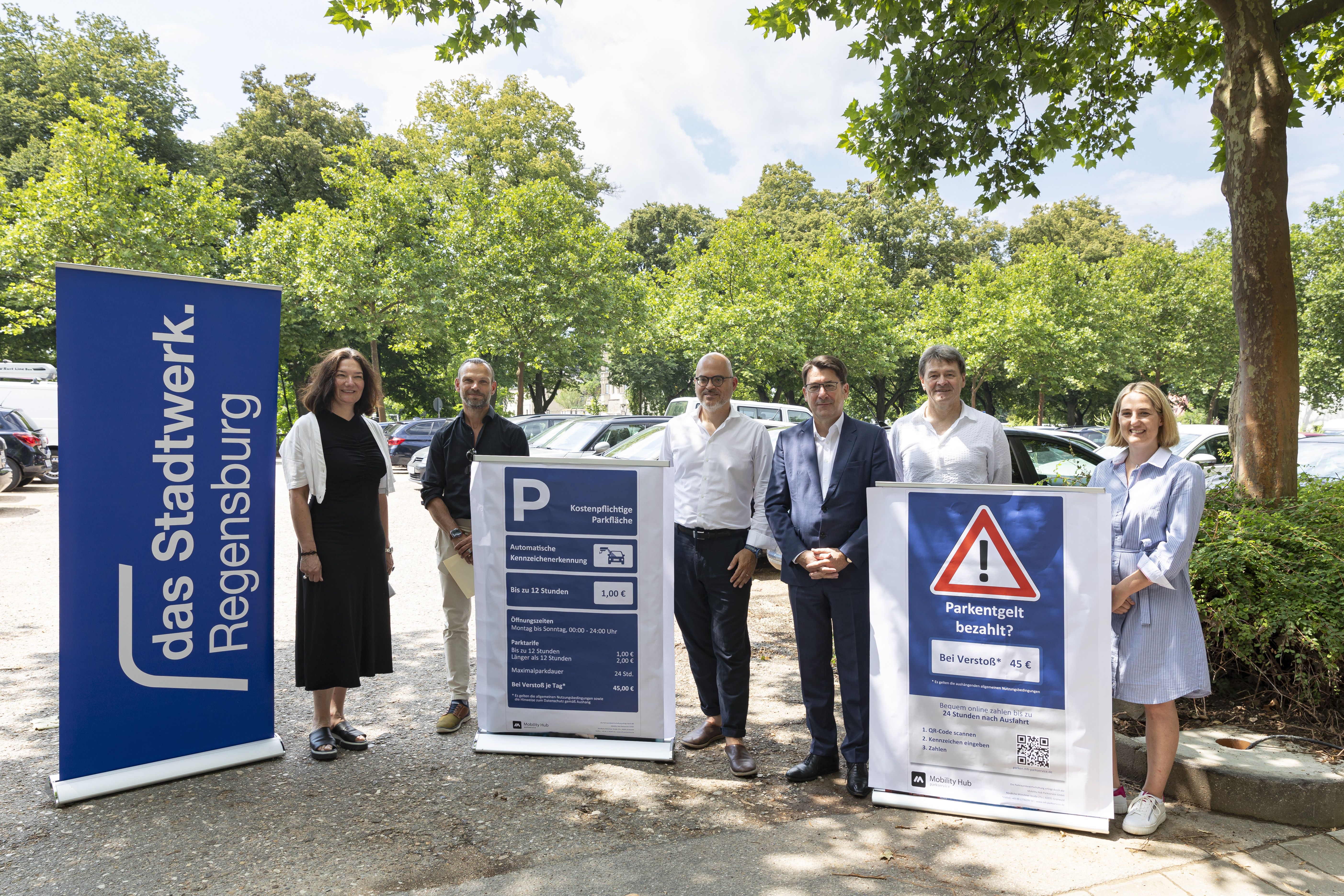 Fotografie: Gemeinsam mit dem Geschäftsführer Manfred Koller von das Stadtwerk Regensburg GmbH stellt Planungs- und Baureferent Florian Plajer die Umsetzung des Sofortmaßnahmen-Konzepts vor.