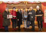Gewinnüberreichung mit der Oberbürgermeisterin auf der Bühne (C) Bilddokumentation Stadt Regensburg