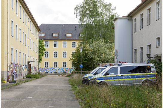 Fotografie: Polizeiauto auf dem Gelände der PLK