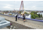 Fotografie: Mithilfe zweier Arbeiter landet Luzy auf dem Dach der Hauptfeuerwache.