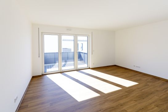 Fotografie: Innenansicht eines leeren Zimmers mit Blick auf eine große Fensterfront (C) Bilddokumentation Stadt Regensburg