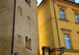 Die Fotografie zeigt eine Häuserfassade