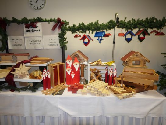 Weihnachtsbasar 2019 5 Holzarbeiten ©Eduard Righi Foto - Holzarbeiten auf dem Weihnachtsbasar (C) Eduard Righi