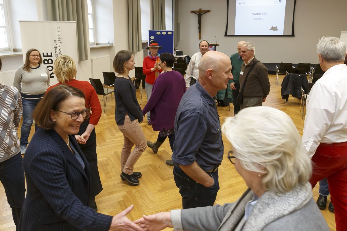 WarmUp aller Teilnehmenden inclusive der Oberbürgermeisterin