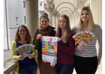 Fotografie – Mitarbeiterinnen von Volkshochschule und Stadtbücherei präsentieren stolz das gemeinsame Programm zum „MINT-Frühling“