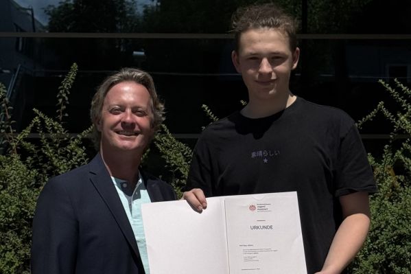 Lukas Klotz, 1. Vorsitzender Jugend musiziert Oberpfalz Süd und Wolf Repp mit der Urkunde