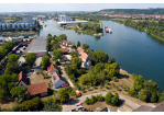 Fotografie - Kreuzhofkapelle im Vordergrund, im Hintergrund die sich teilende Donau mit dem Osthafen