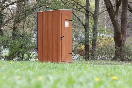 Fotografie: Komposttoilettenhäuschen aus Holz auf einer Wiese © Bilddokumentation Stadt Regensburg