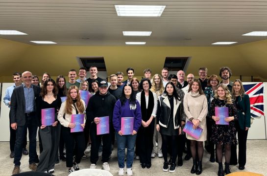 Fotografie: Die Erasmus-Schülerinnen und Schüler mit Bildungsreferentin Dr. Sabine Kellner-Mayrhofer, Schulleiter Manfred Soderer (links), Fachbetreuer sowie der CCL Organisatorin Holly Work aus London (1. Reihe Mitte)