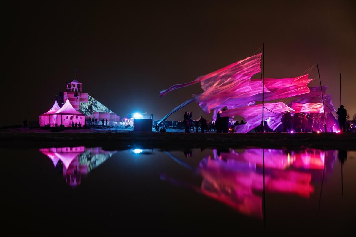 Foto: Festival bei Nacht mit Beleuchtung