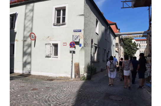 Personen betreten das alte Schreiberhaus am Katharinenplatz