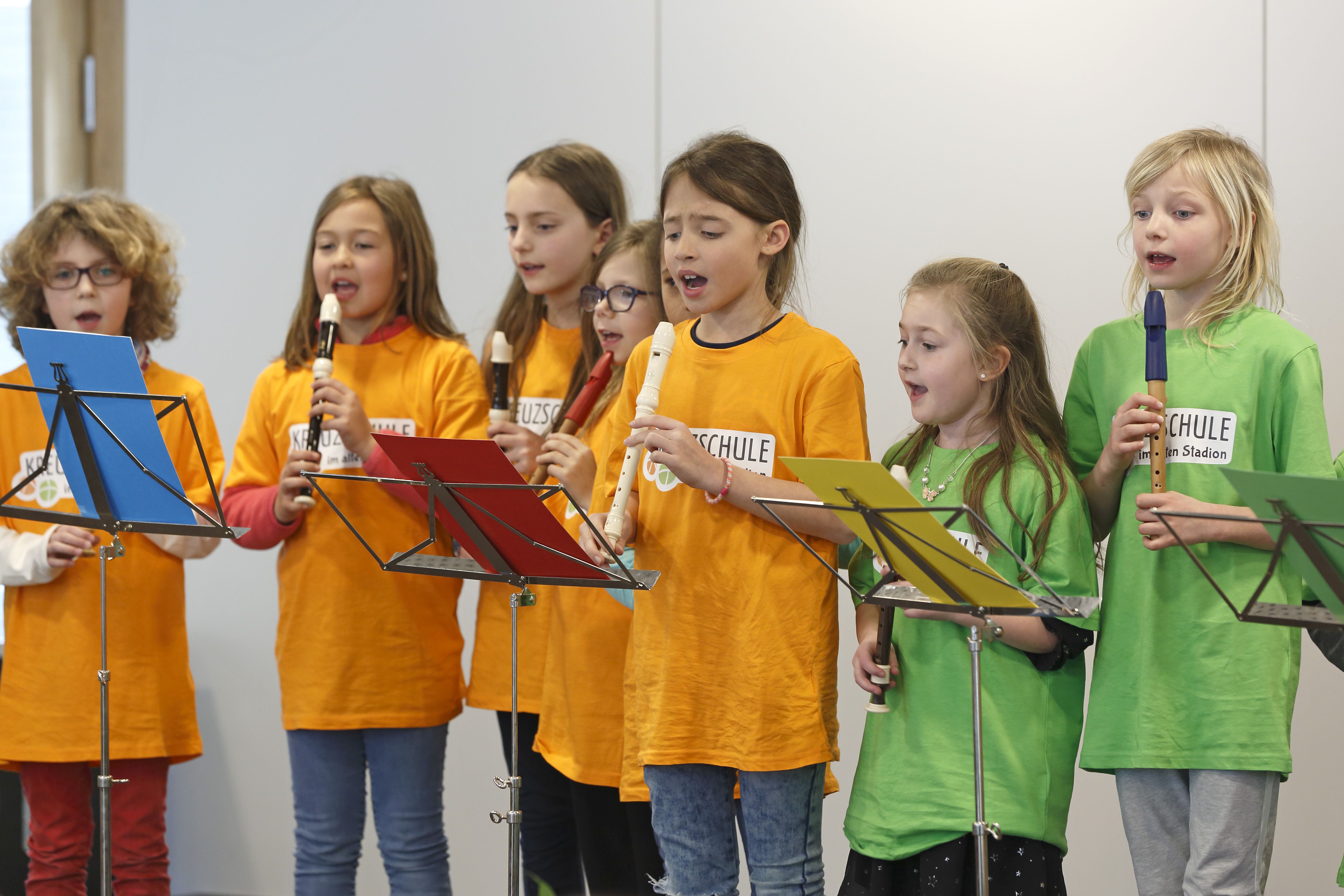 Kinder singen und musizieren bei der Eröffnungsfeier