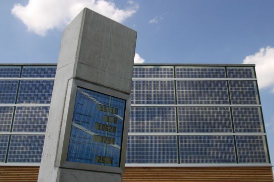 Fotografie: Photovoltaik-Anlage auf der Turnhalle der Grundschule Burgweinting (C) Bilddokumentation Stadt Regensburg