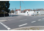 Fotografie - Neubau Nahversorger Aussiger Straße - Zu sehen ist der für den Neubau des Nahversorgungszentrums angepasste Kreuzungsbereich Aussiger-Straße / Sandgasse. Im Hintergrund die Baustelle für den Nahversorger.