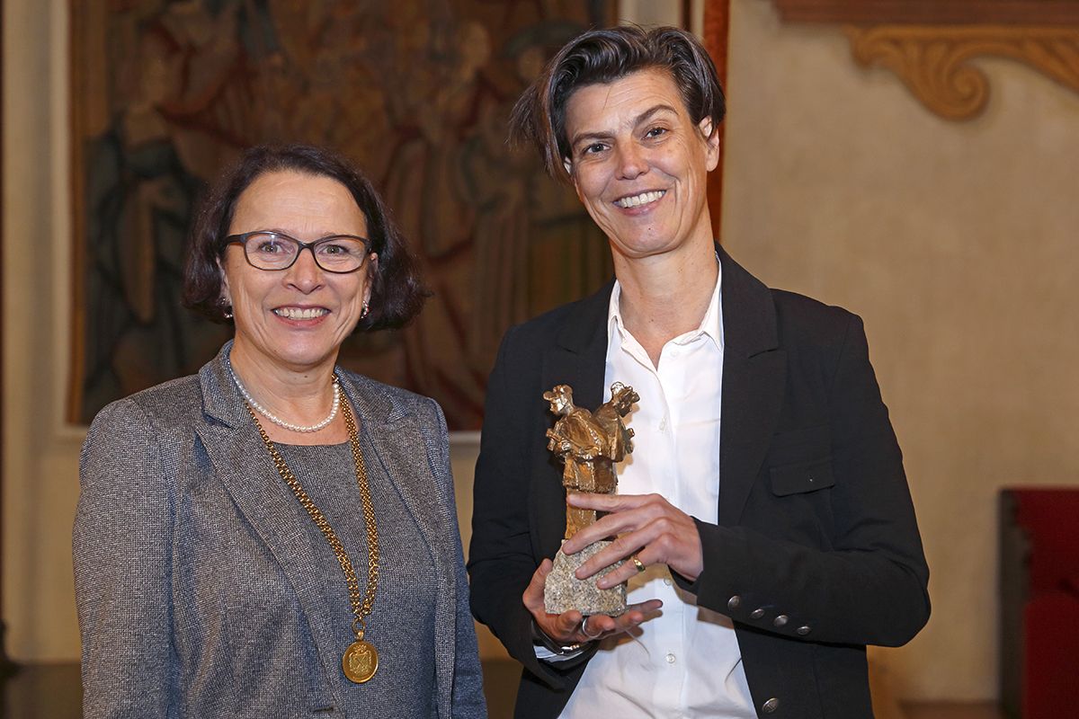 Verleihung des Brückenpreises 2019 - Bürgermeisterin Gertrud Maltz-Schwarzfischer (links im Bild) mit der Preisträgerin Dr. phil. Carolin Emcke (rechts)
